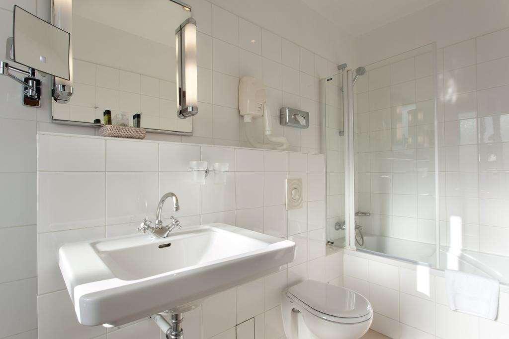 Nude 4* Parijs